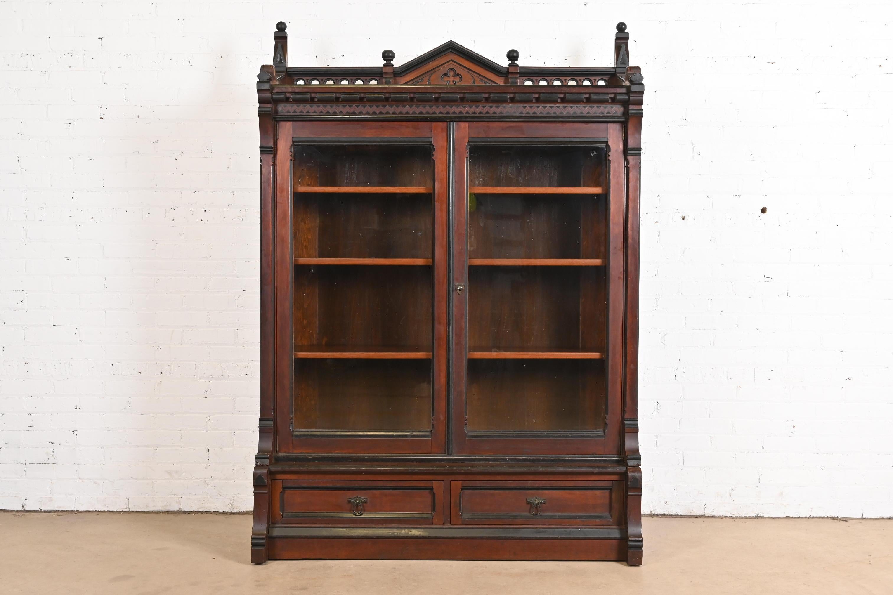 Exceptionnelle bibliothèque victorienne ancienne Eastlake

À la manière des frères Herter

États-Unis, vers 1880

En noyer sculpté, avec des garnitures ébonisées, des portes vitrées et des ferrures d'origine.

Dimensions : 52,13 