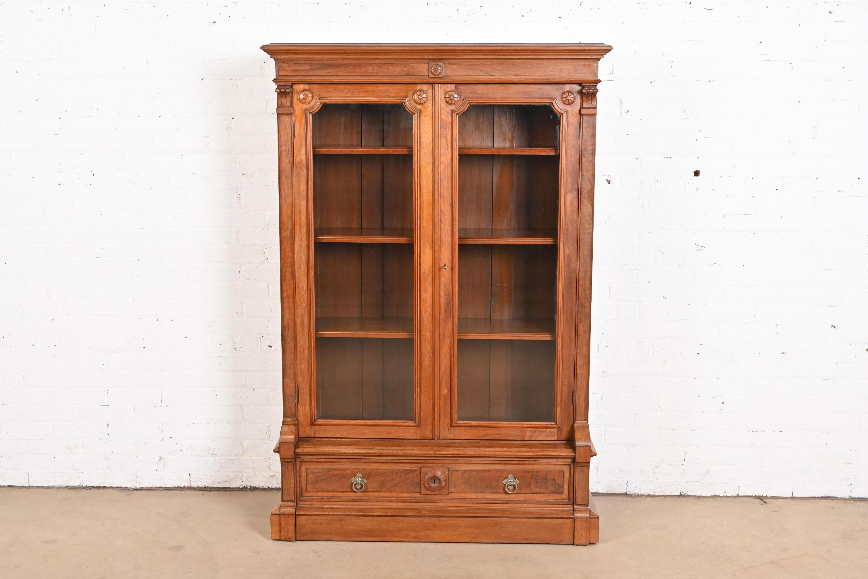 Eastlake Bibliothèque victorienne ancienne en noyer sculpté de style Herter Brothers en vente