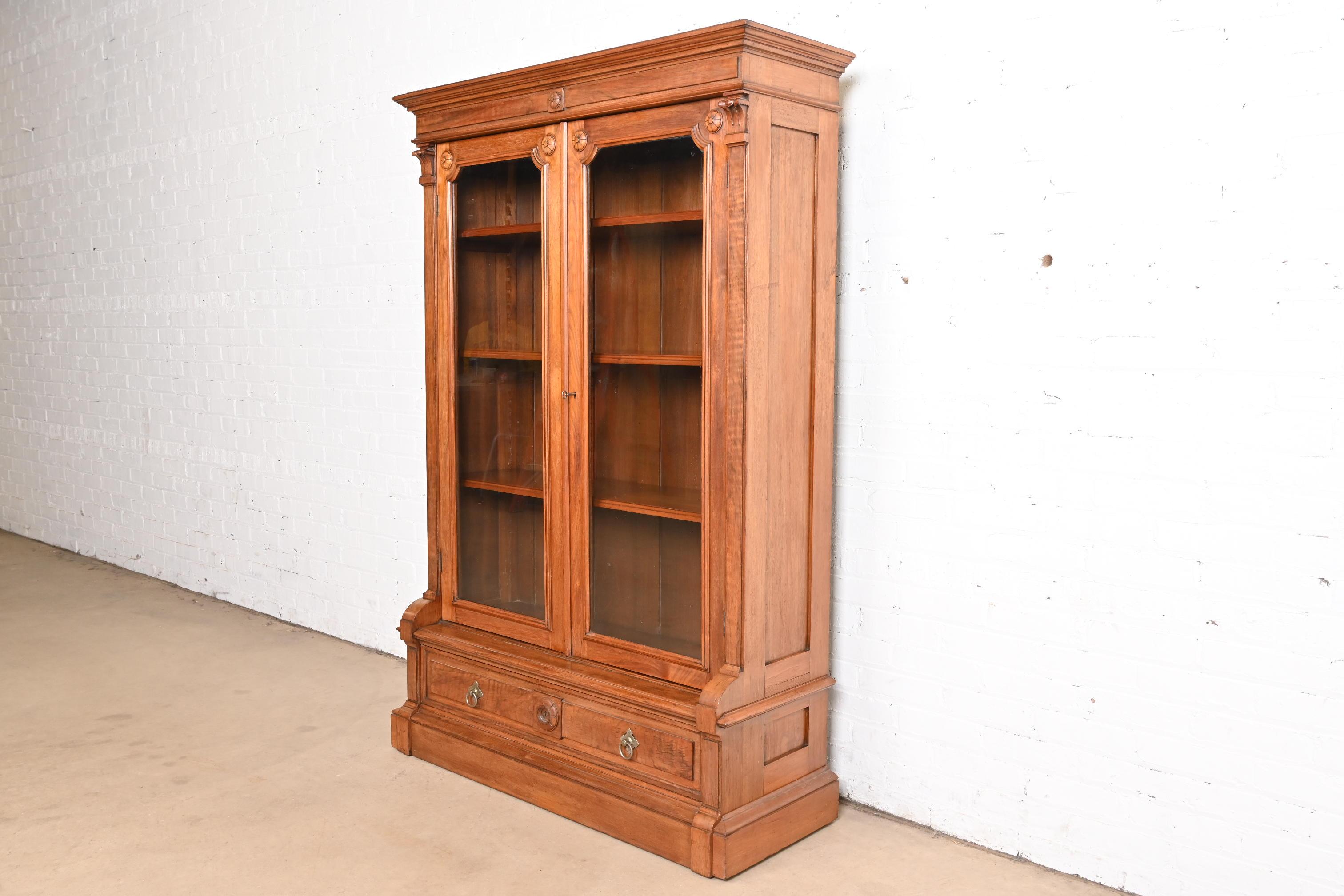 Américain Bibliothèque victorienne ancienne en noyer sculpté de style Herter Brothers en vente
