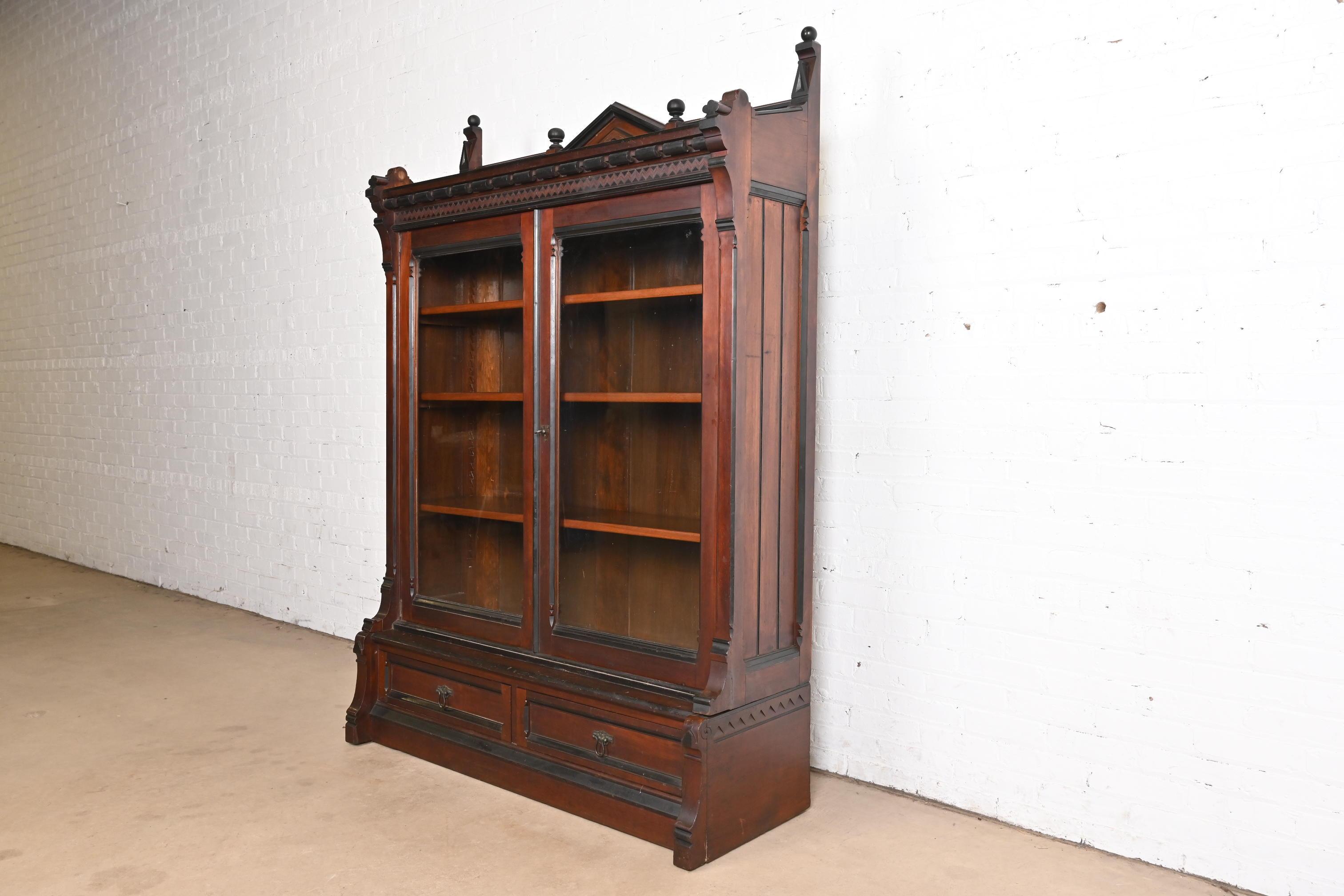 Américain Bibliothèque victorienne ancienne en noyer sculpté de style Herter Brothers en vente