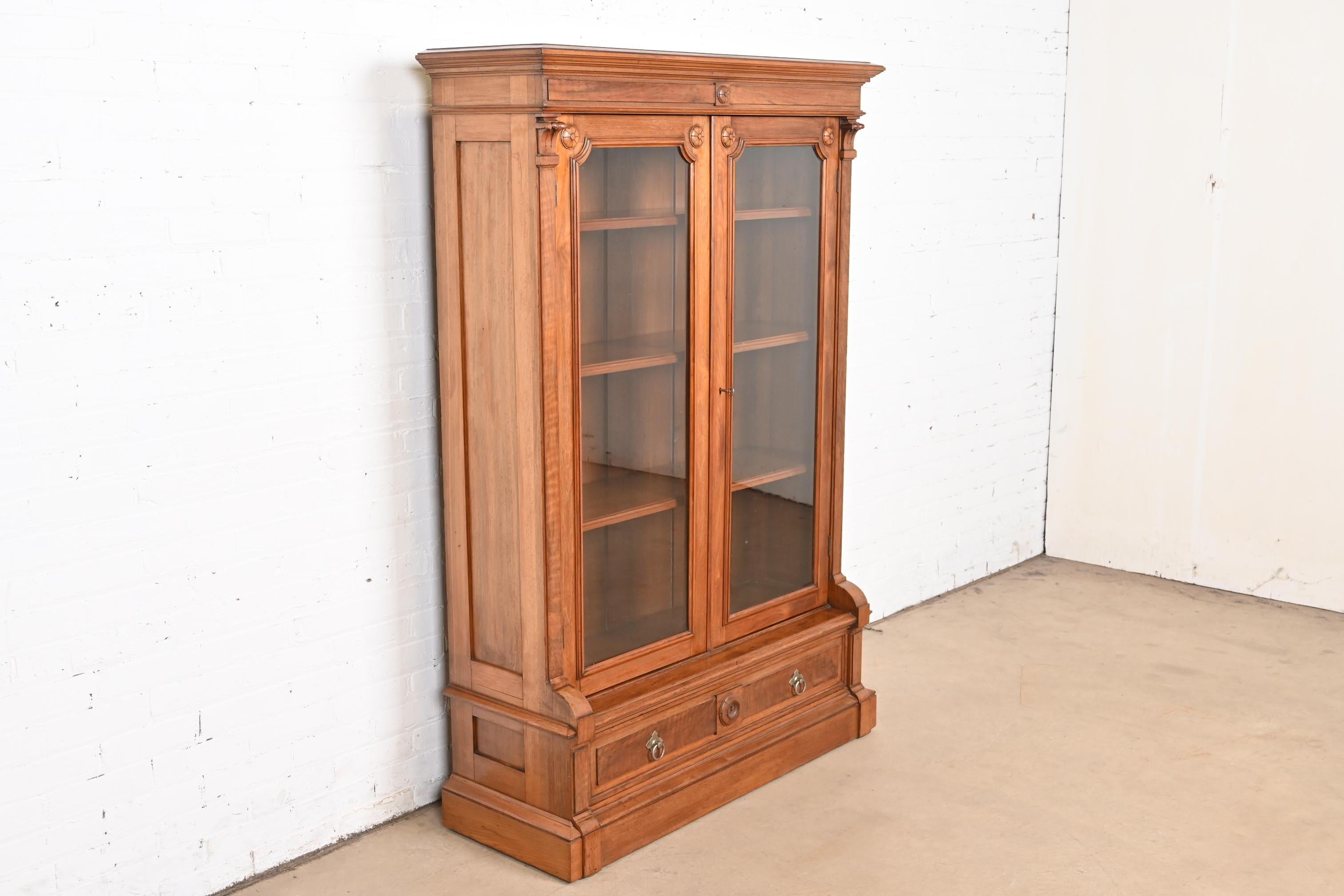 Bibliothèque victorienne ancienne en noyer sculpté de style Herter Brothers Bon état - En vente à South Bend, IN
