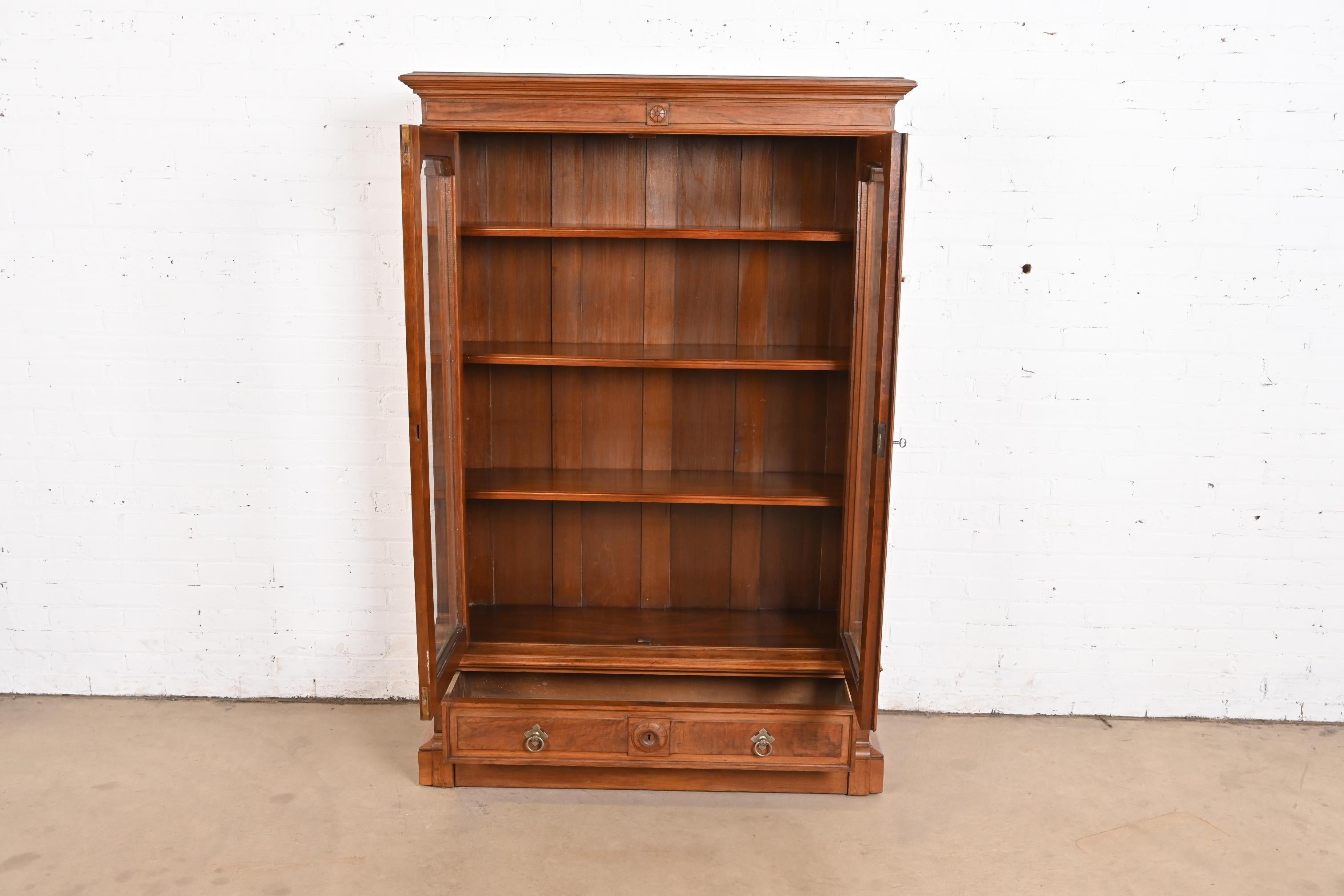Fin du XIXe siècle Bibliothèque victorienne ancienne en noyer sculpté de style Herter Brothers en vente