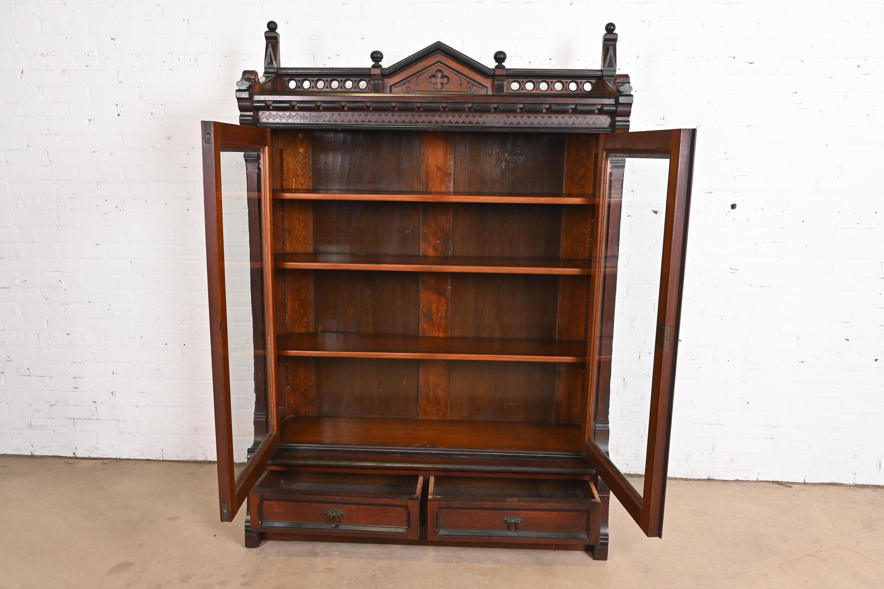 XIXe siècle Bibliothèque victorienne ancienne en noyer sculpté de style Herter Brothers en vente