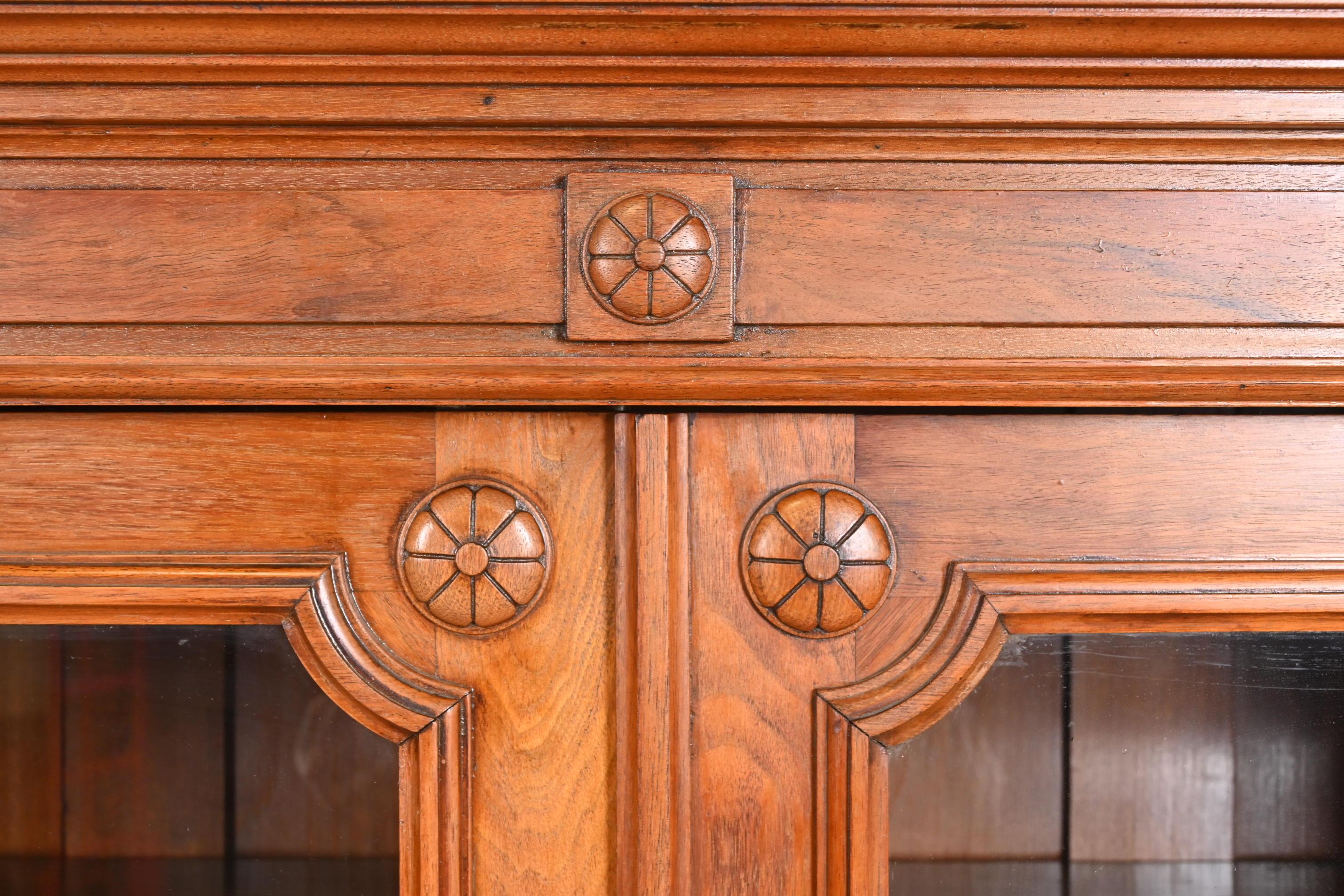 Laiton Bibliothèque victorienne ancienne en noyer sculpté de style Herter Brothers en vente
