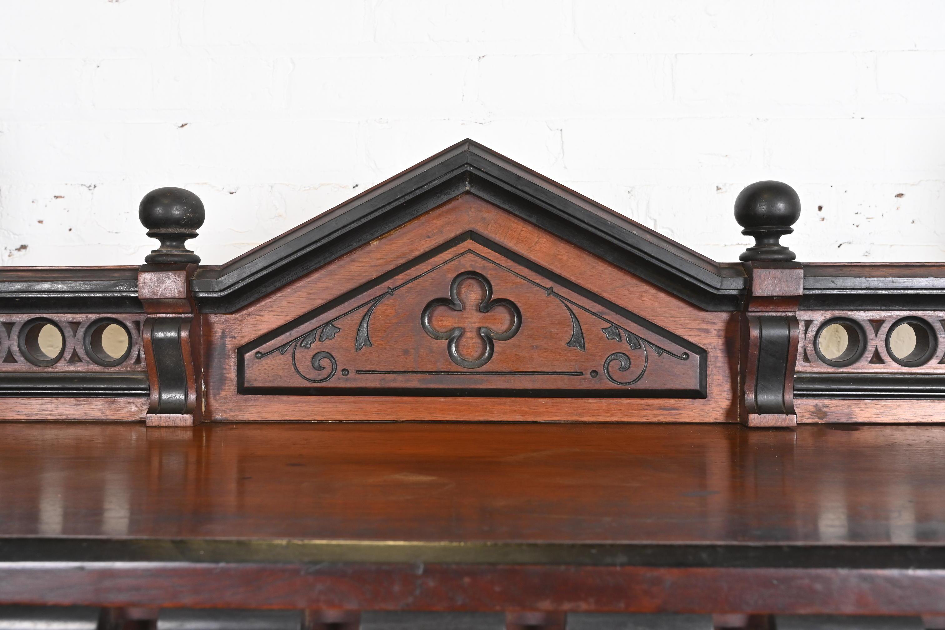 Verre Bibliothèque victorienne ancienne en noyer sculpté de style Herter Brothers en vente
