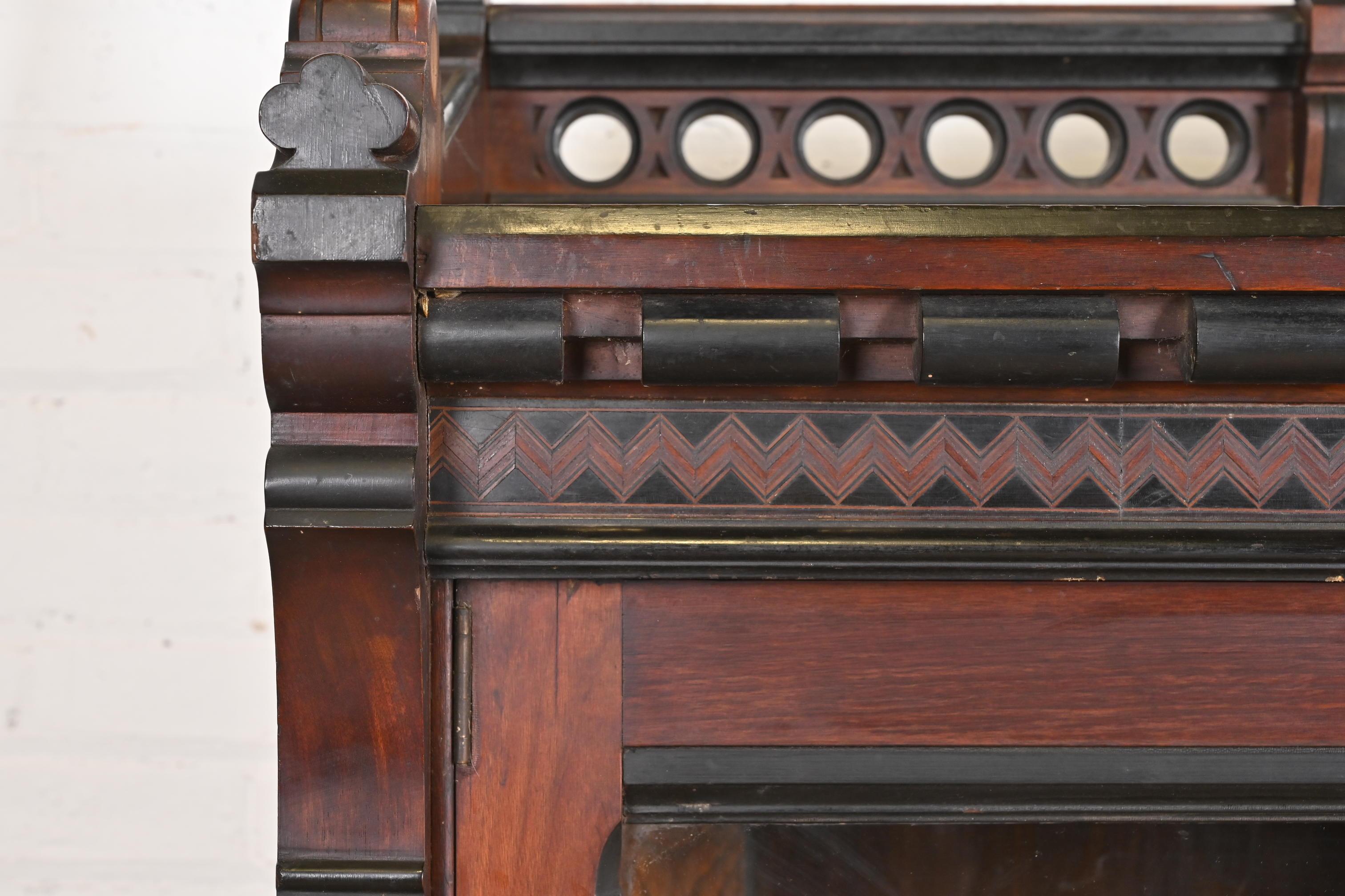 Bibliothèque victorienne ancienne en noyer sculpté de style Herter Brothers en vente 1