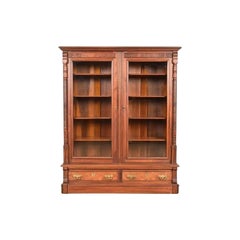 Bibliothèque victorienne ancienne en noyer sculpté de style Herter Brothers
