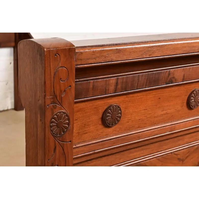 Lit complet victorien ancien en noyer ronceux, Circa 1880s, style Herter Brothers en vente 4