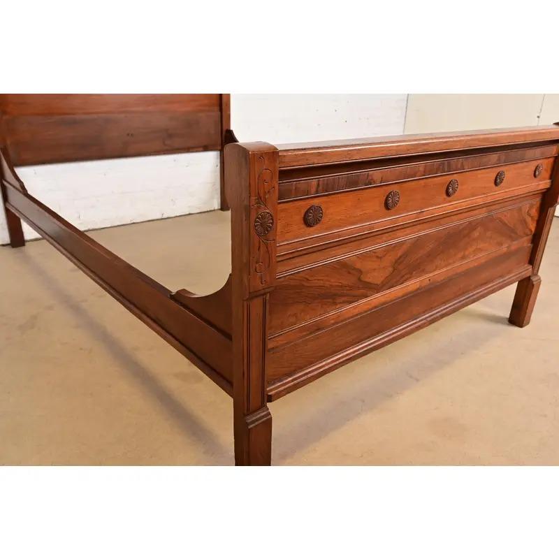 Lit complet victorien ancien en noyer ronceux, Circa 1880s, style Herter Brothers en vente 5