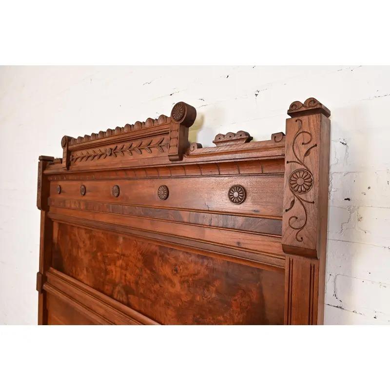 Lit complet victorien ancien en noyer ronceux, Circa 1880s, style Herter Brothers en vente 3