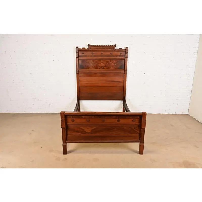 Victorien Lit complet victorien ancien en noyer ronceux, Circa 1880s, style Herter Brothers en vente