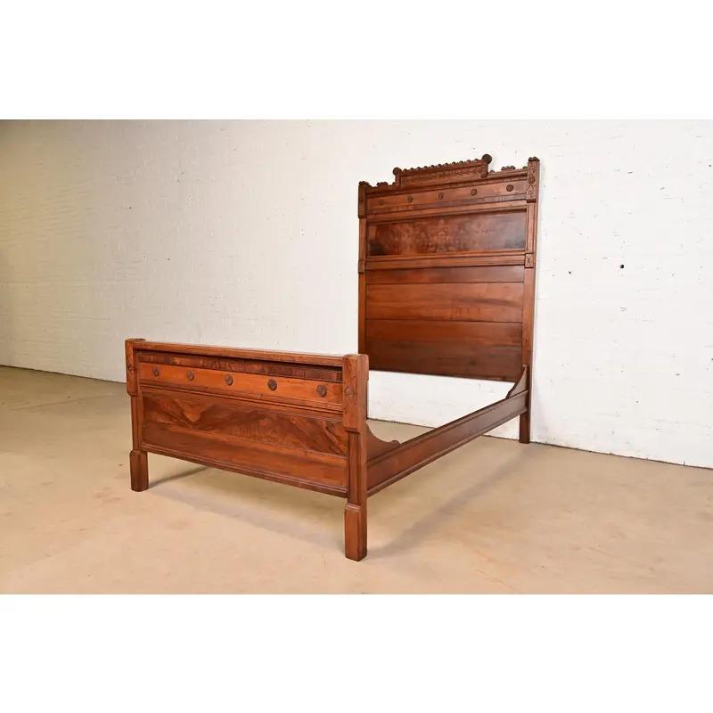 Américain Lit complet victorien ancien en noyer ronceux, Circa 1880s, style Herter Brothers en vente