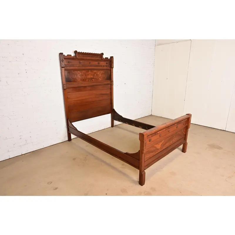 Lit complet victorien ancien en noyer ronceux, Circa 1880s, style Herter Brothers Bon état - En vente à South Bend, IN