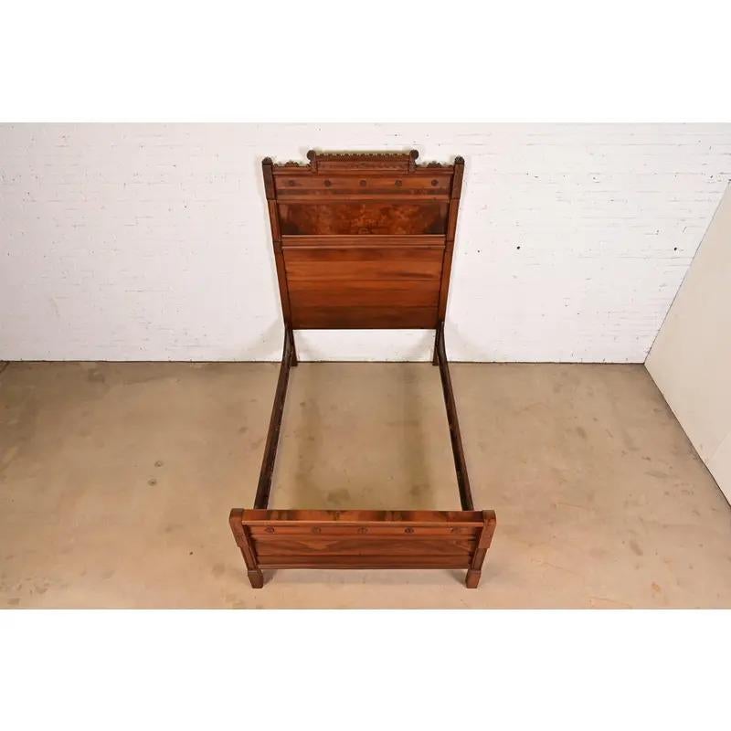 XIXe siècle Lit complet victorien ancien en noyer ronceux, Circa 1880s, style Herter Brothers en vente