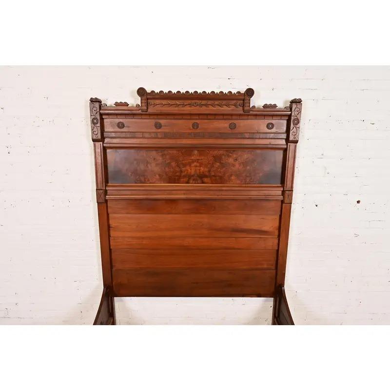 Noyer Lit complet victorien ancien en noyer ronceux, Circa 1880s, style Herter Brothers en vente