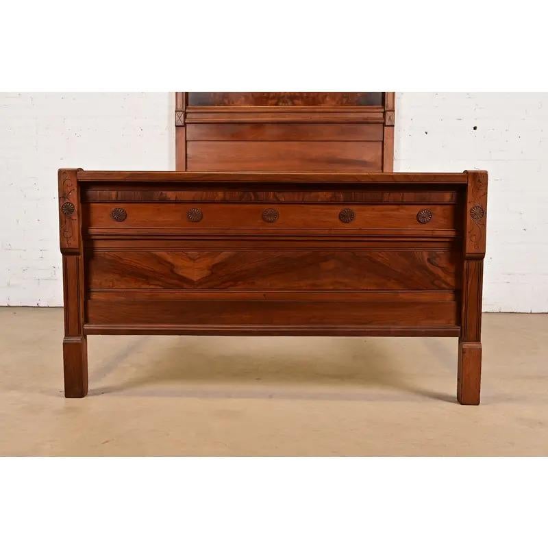 Lit complet victorien ancien en noyer ronceux, Circa 1880s, style Herter Brothers en vente 1