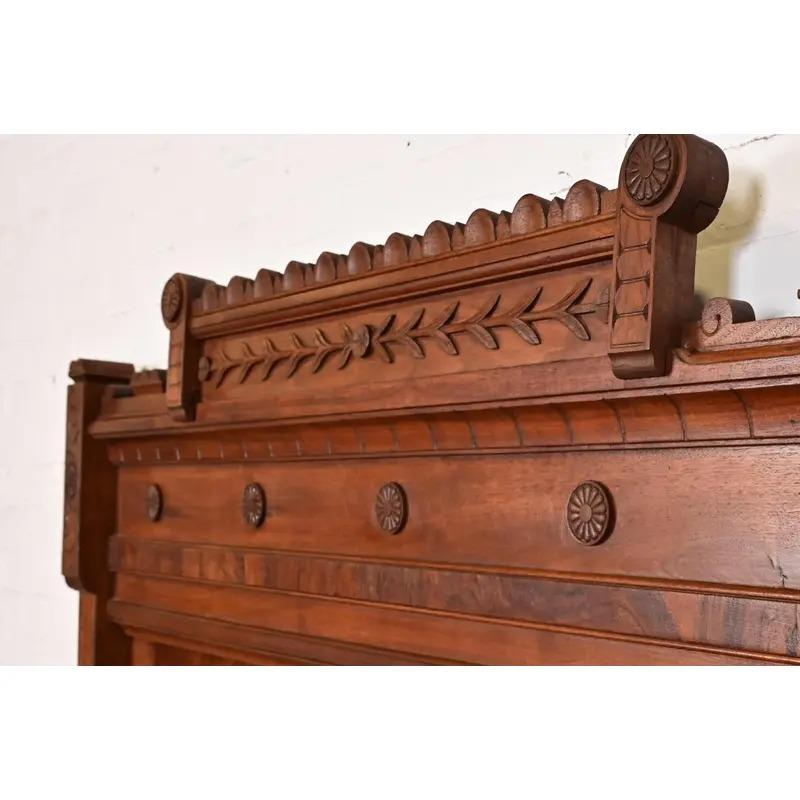 Lit complet victorien ancien en noyer ronceux, Circa 1880s, style Herter Brothers en vente 2