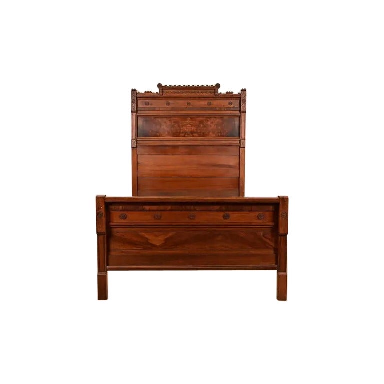 Lit complet victorien ancien en noyer ronceux, Circa 1880s, style Herter Brothers en vente