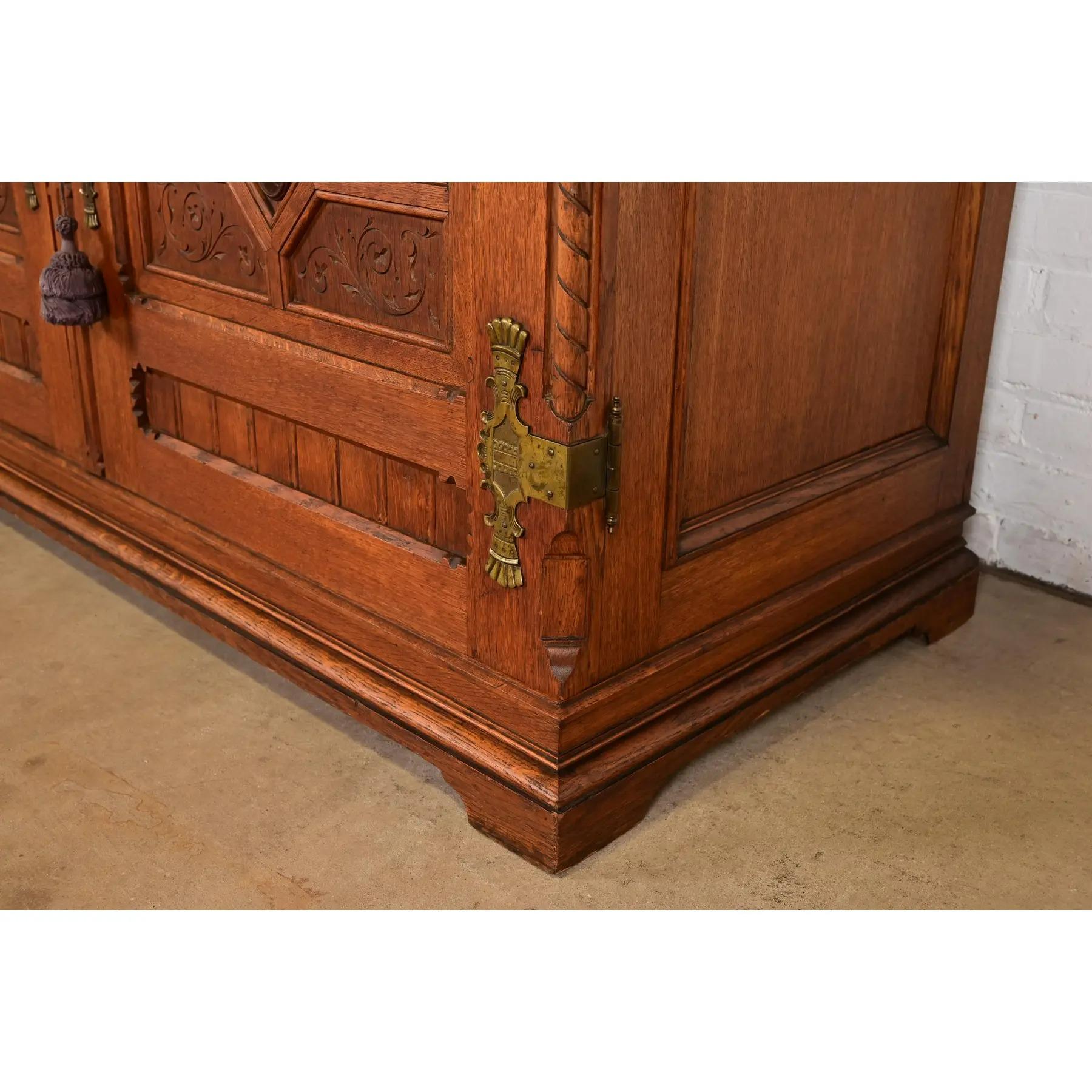 Armoire �à livres de style Herter Brothers en chêne sculpté, ancienne et victorienne en vente 3