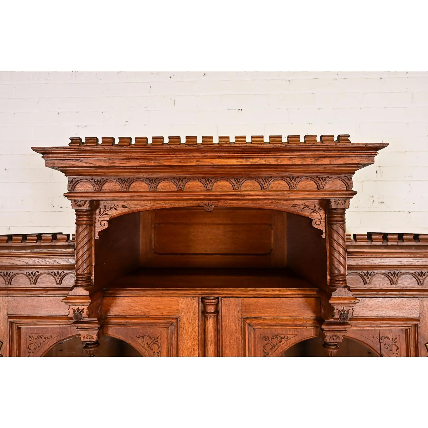 Armoire à livres de style Herter Brothers en chêne sculpté, ancienne et victorienne en vente 4