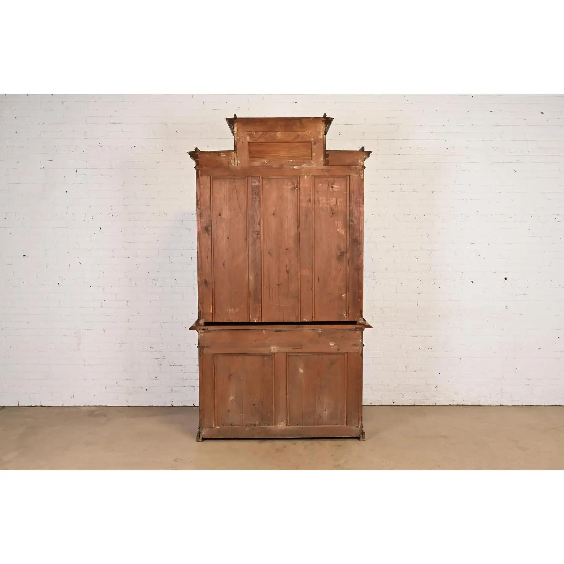 Armoire à livres de style Herter Brothers en chêne sculpté, ancienne et victorienne en vente 8