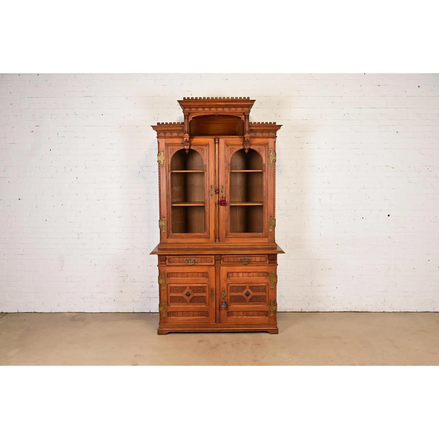 Victorien Armoire à livres de style Herter Brothers en chêne sculpté, ancienne et victorienne en vente