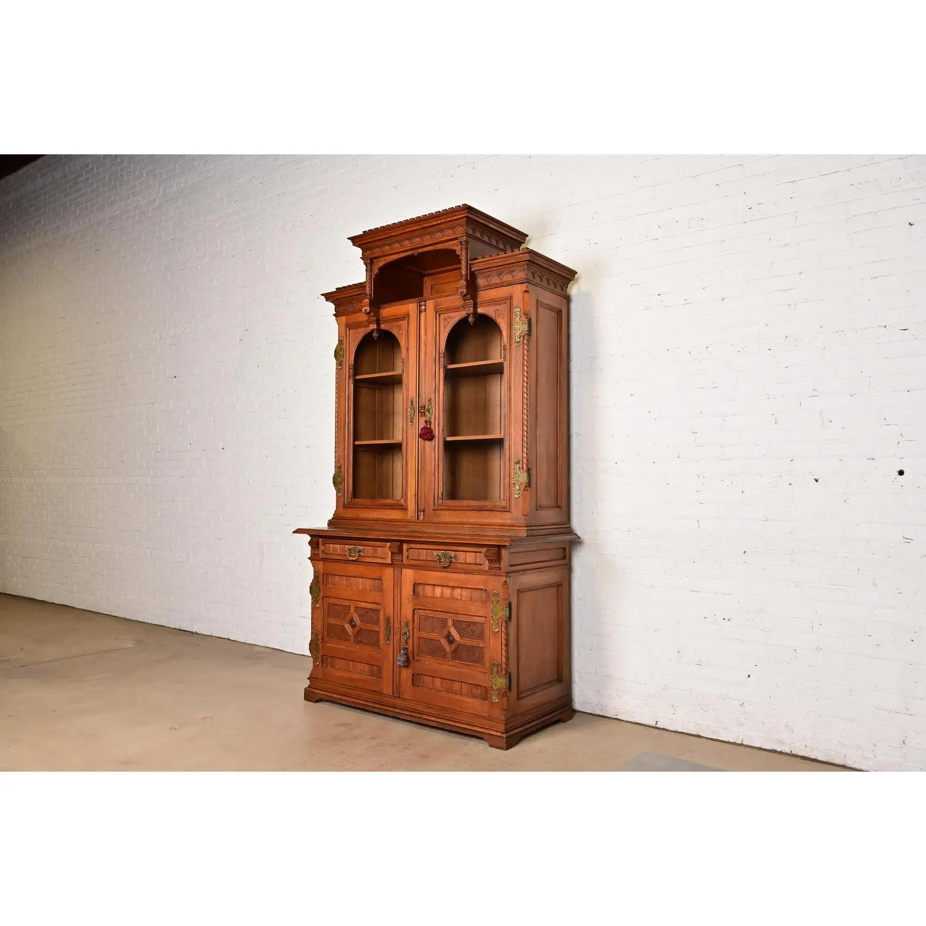 Américain Armoire à livres de style Herter Brothers en chêne sculpté, ancienne et victorienne en vente