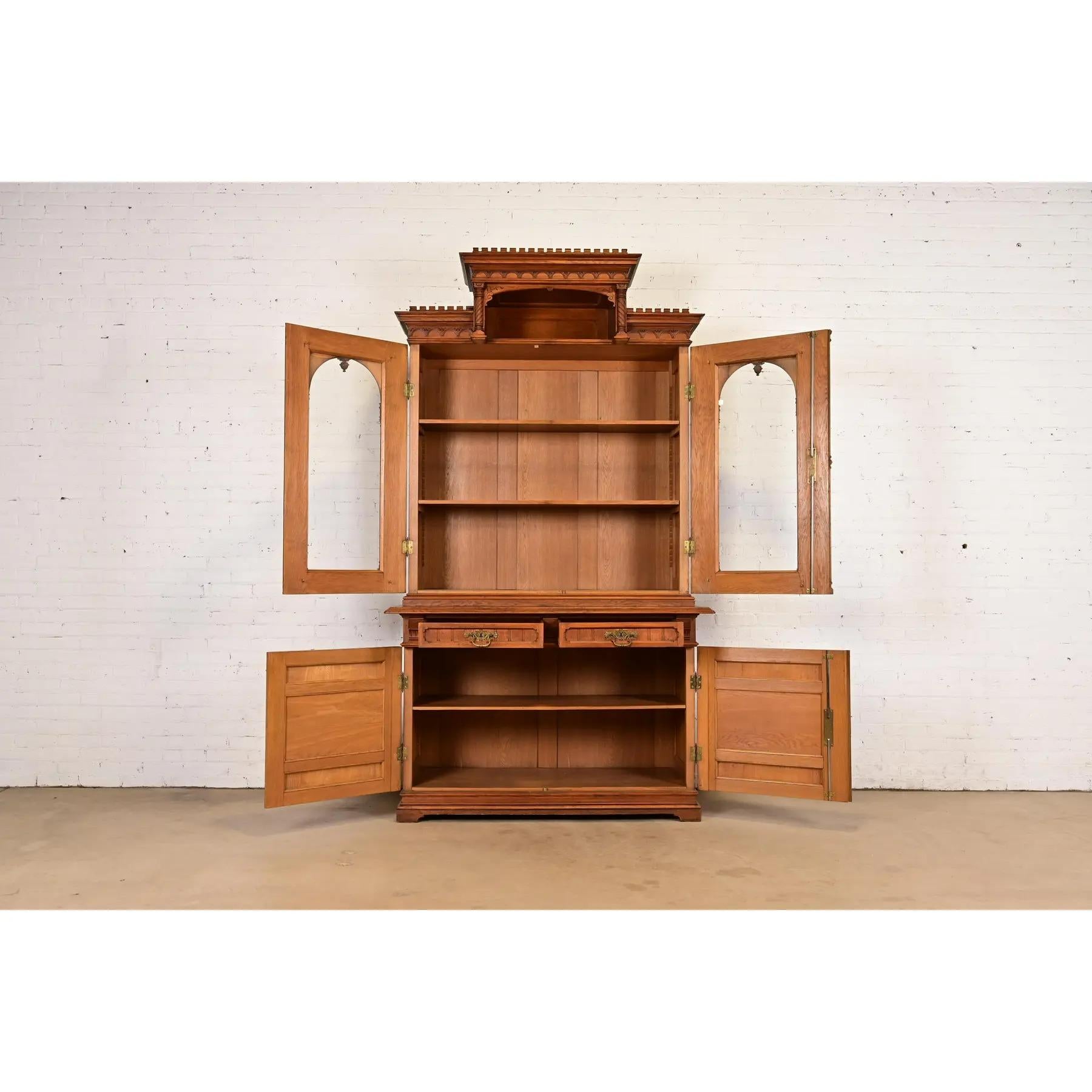 XIXe siècle Armoire à livres de style Herter Brothers en chêne sculpté, ancienne et victorienne en vente