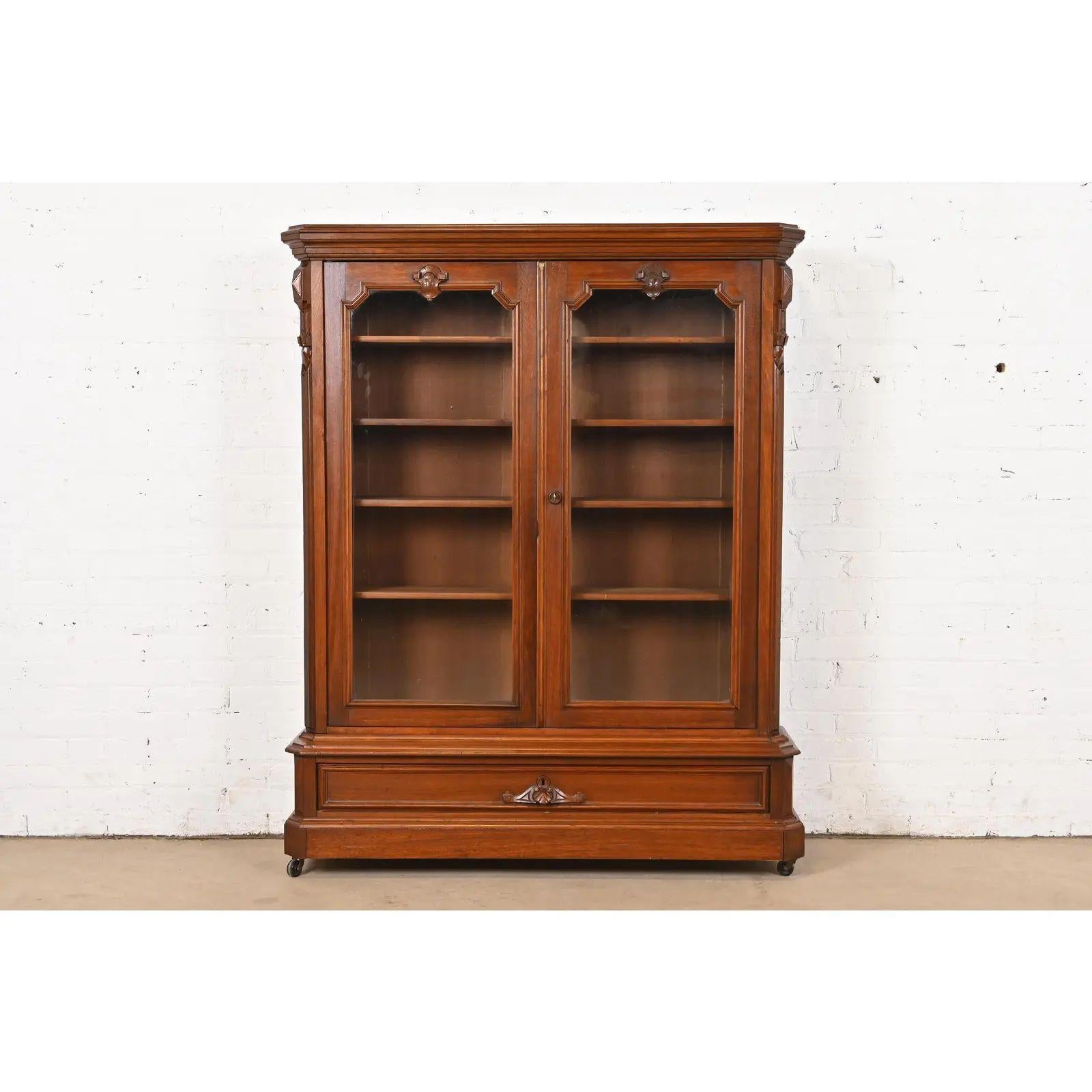 Magnifique meuble bibliothèque victorien ancien

À la manière des frères Herter

États-Unis, vers 1880

En noyer massif sculpté, avec portes vitrées. Les étagères sont réglables.

Dimensions : 49,5 
