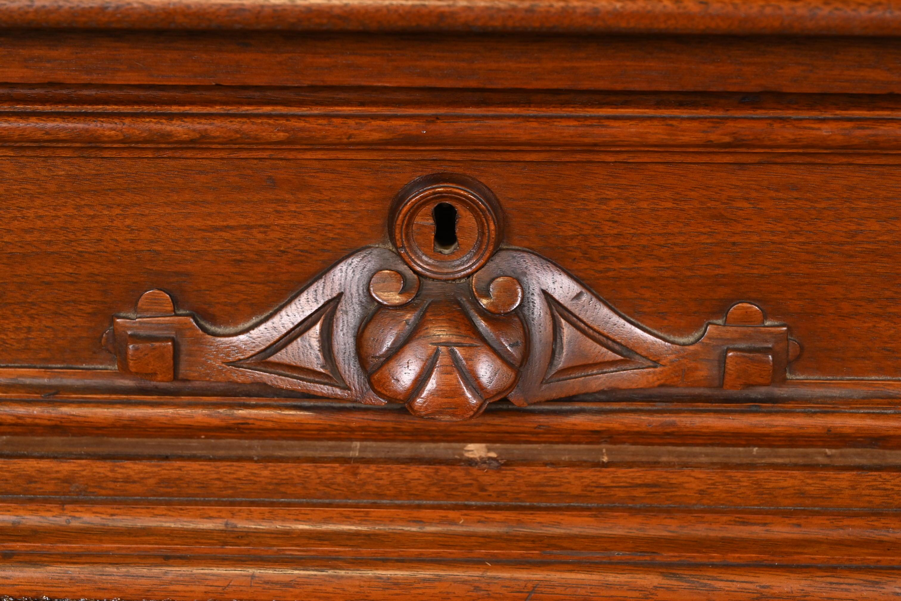 Verre Bibliothèque victorienne ancienne en noyer sculpté avec façade vitrée, style Herter Brothers en vente