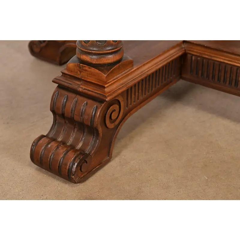 Table de salon victorienne ancienne en noyer sculpté, style Herter Brothers, vers 1880 en vente 3
