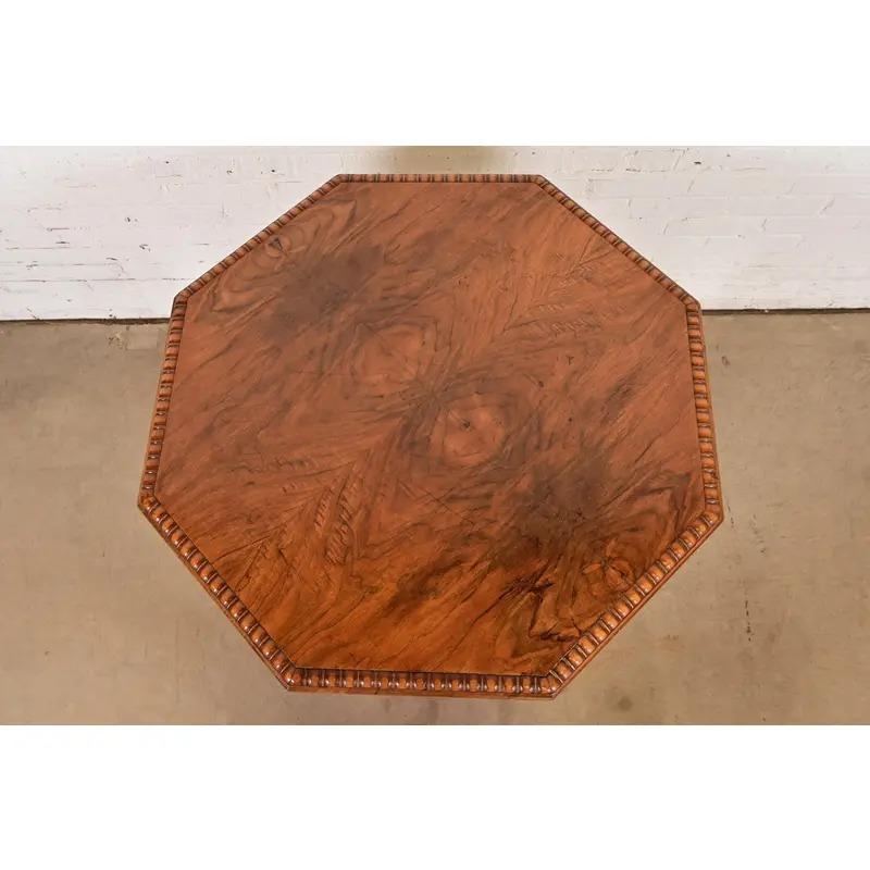 XIXe siècle Table de salon victorienne ancienne en noyer sculpté, style Herter Brothers, vers 1880 en vente