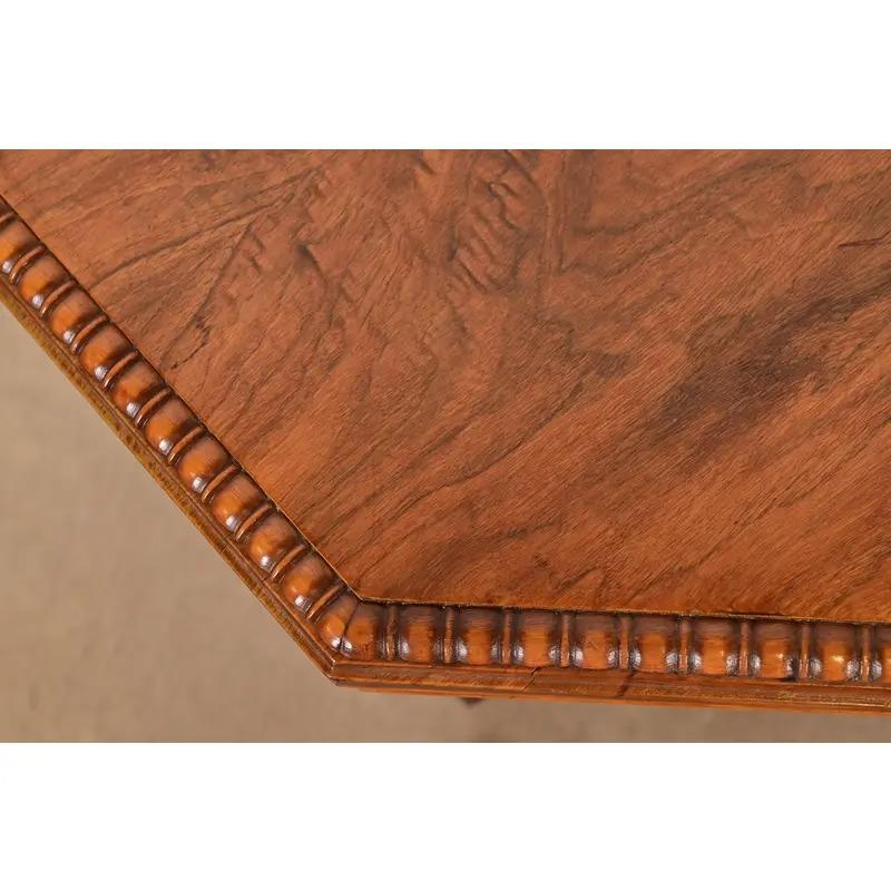 Noyer Table de salon victorienne ancienne en noyer sculpté, style Herter Brothers, vers 1880 en vente