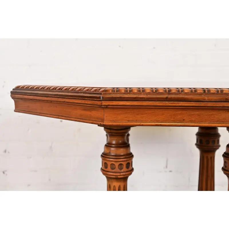 Table de salon victorienne ancienne en noyer sculpté, style Herter Brothers, vers 1880 en vente 1