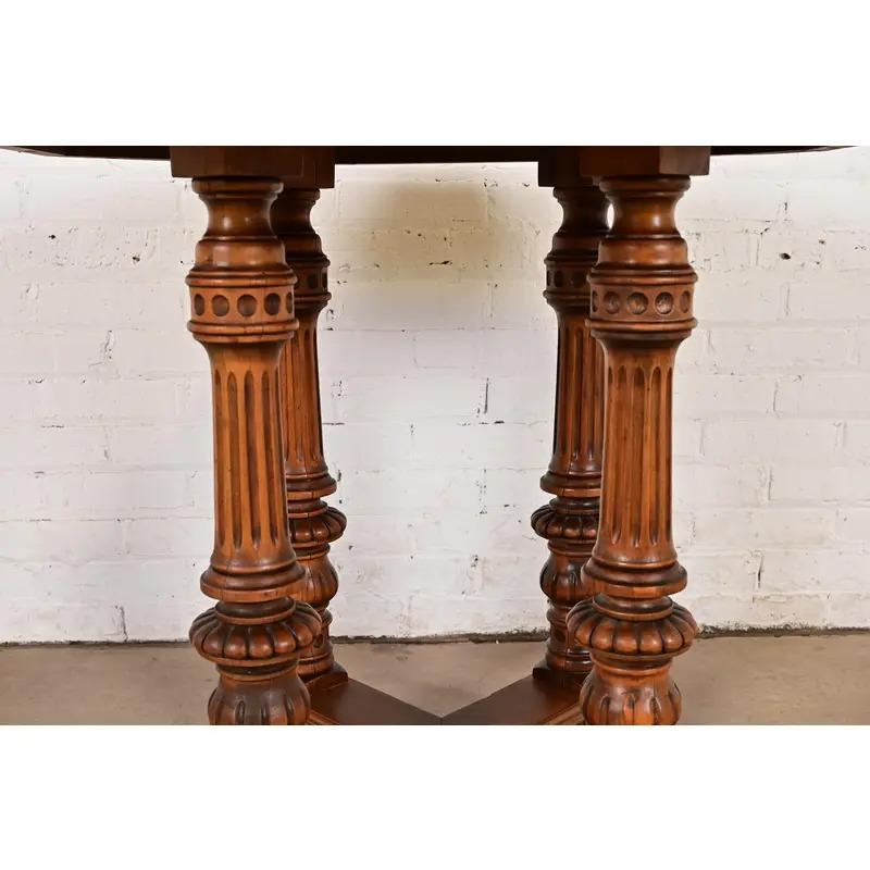 Table de salon victorienne ancienne en noyer sculpté, style Herter Brothers, vers 1880 en vente 2