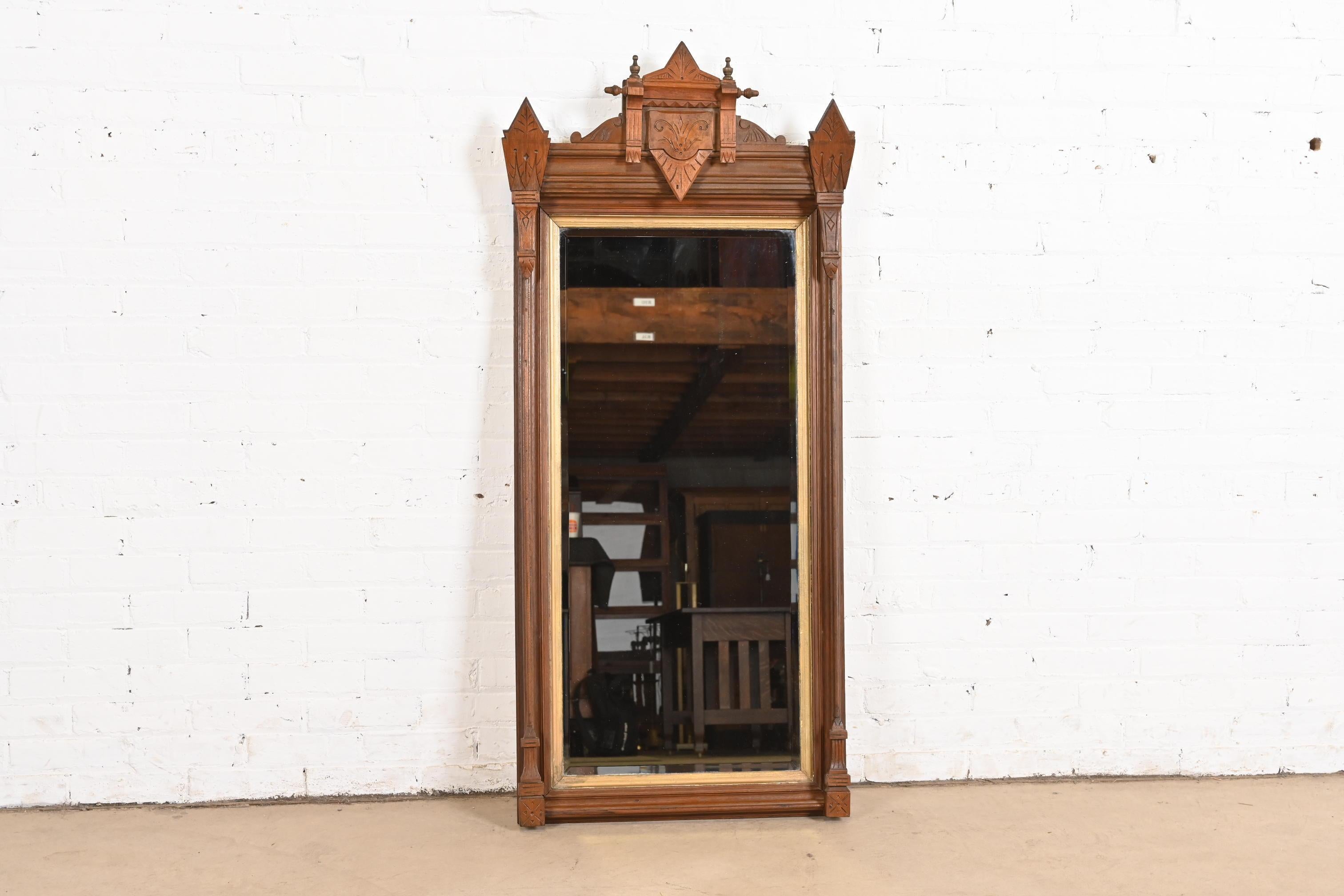 Uno splendido specchio alto da parete o da terra del periodo vittoriano Eastlake

Alla maniera degli Herter Brothers

USA, circa anni '1880

Noce intagliato e ornato, con finiture dorate.

Misure: 25