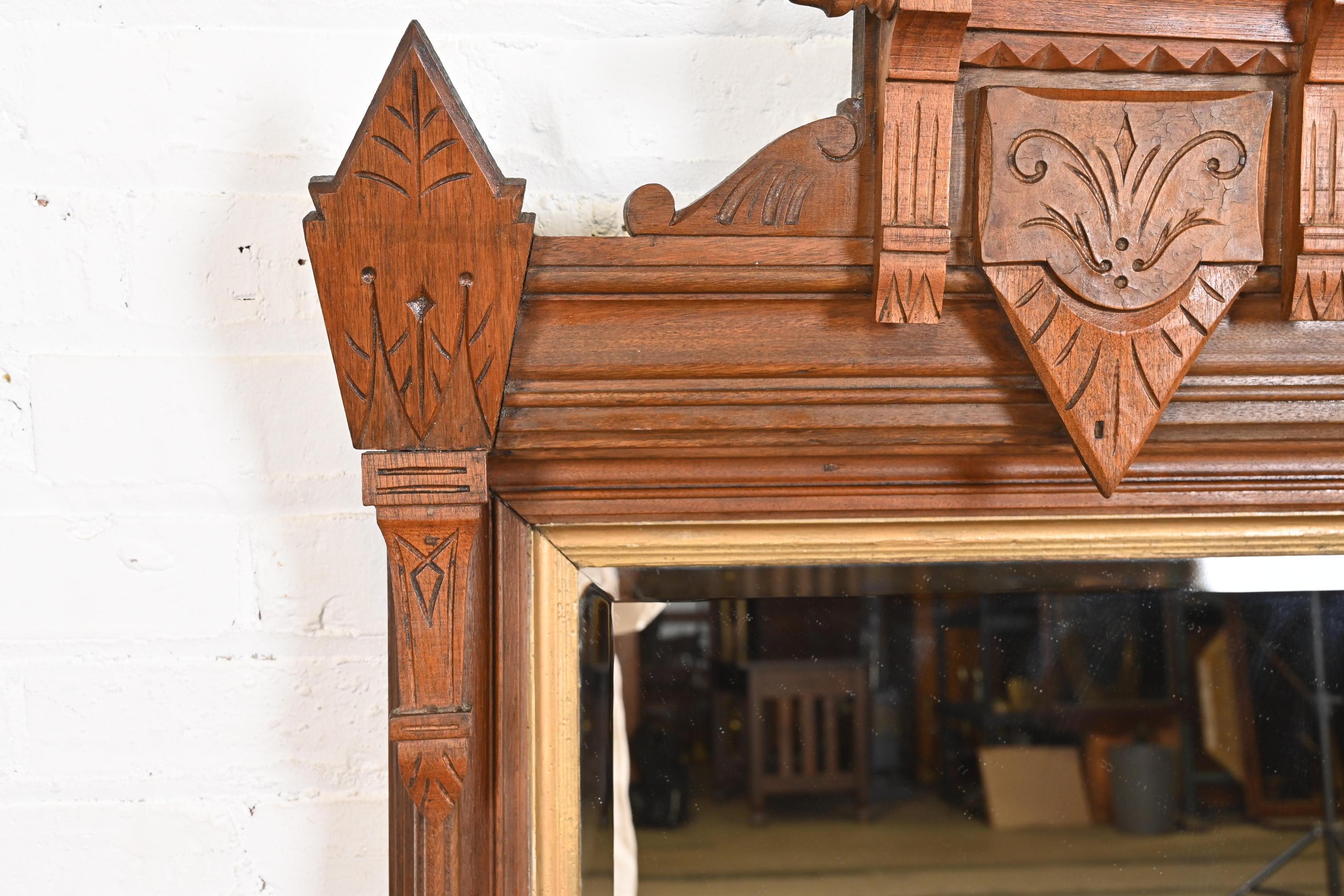 Specchio in stile Herter Brothers in stile antico vittoriano Eastlake in legno di noce e dorato a pacco in vendita 1