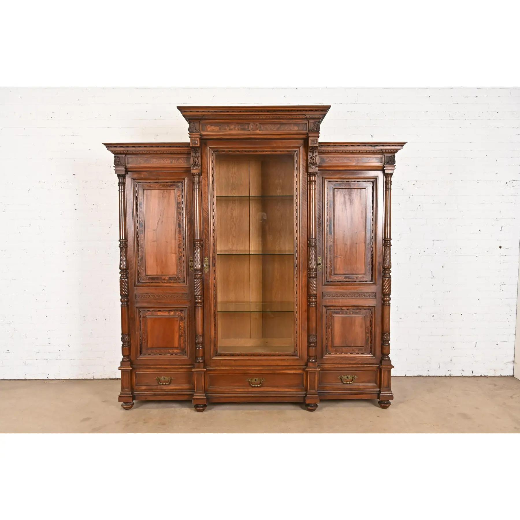 Uno splendido mobile libreria triplo monumentale Eastlake antico, vittoriano o rinascimentale, o un armoire

Alla maniera degli Herter Brothers

Stati Uniti, fine del XIX secolo

Intagliato in noce e radica, con ante in vetro e ferramenta originale