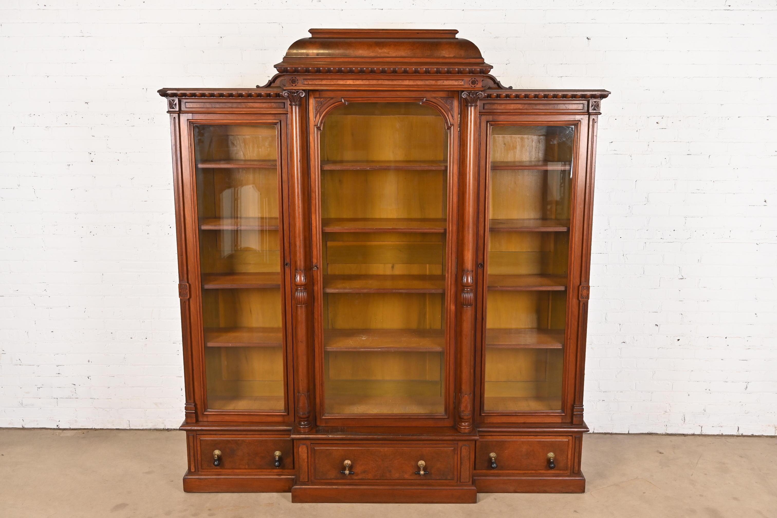 Herter Brothers Stil Monumental Antike Eastlake Viktorianisch Nussbaum Bücherregal (amerikanisch) im Angebot