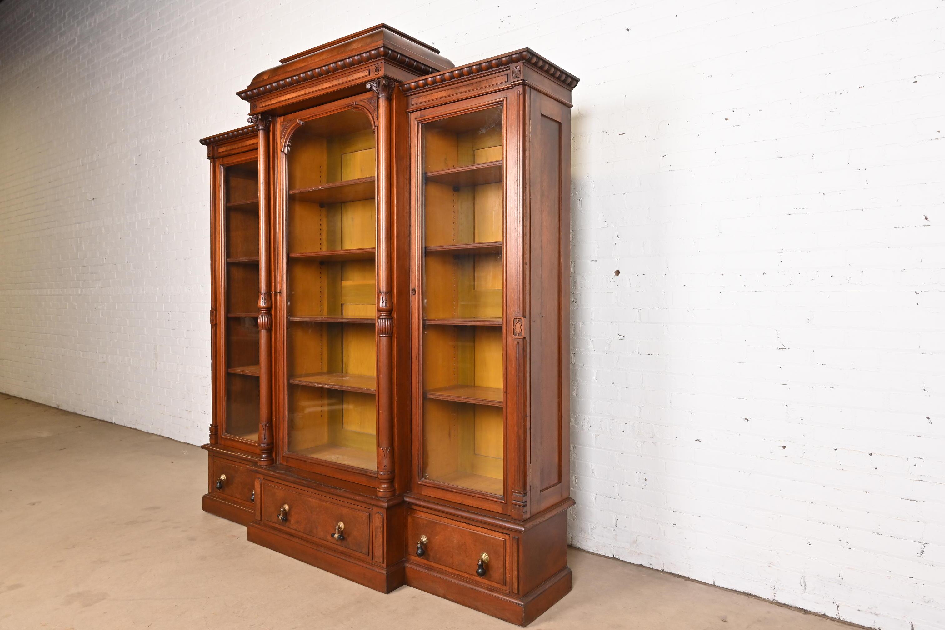 Herter Brothers Stil Monumental Antike Eastlake Viktorianisch Nussbaum Bücherregal im Zustand „Gut“ im Angebot in South Bend, IN