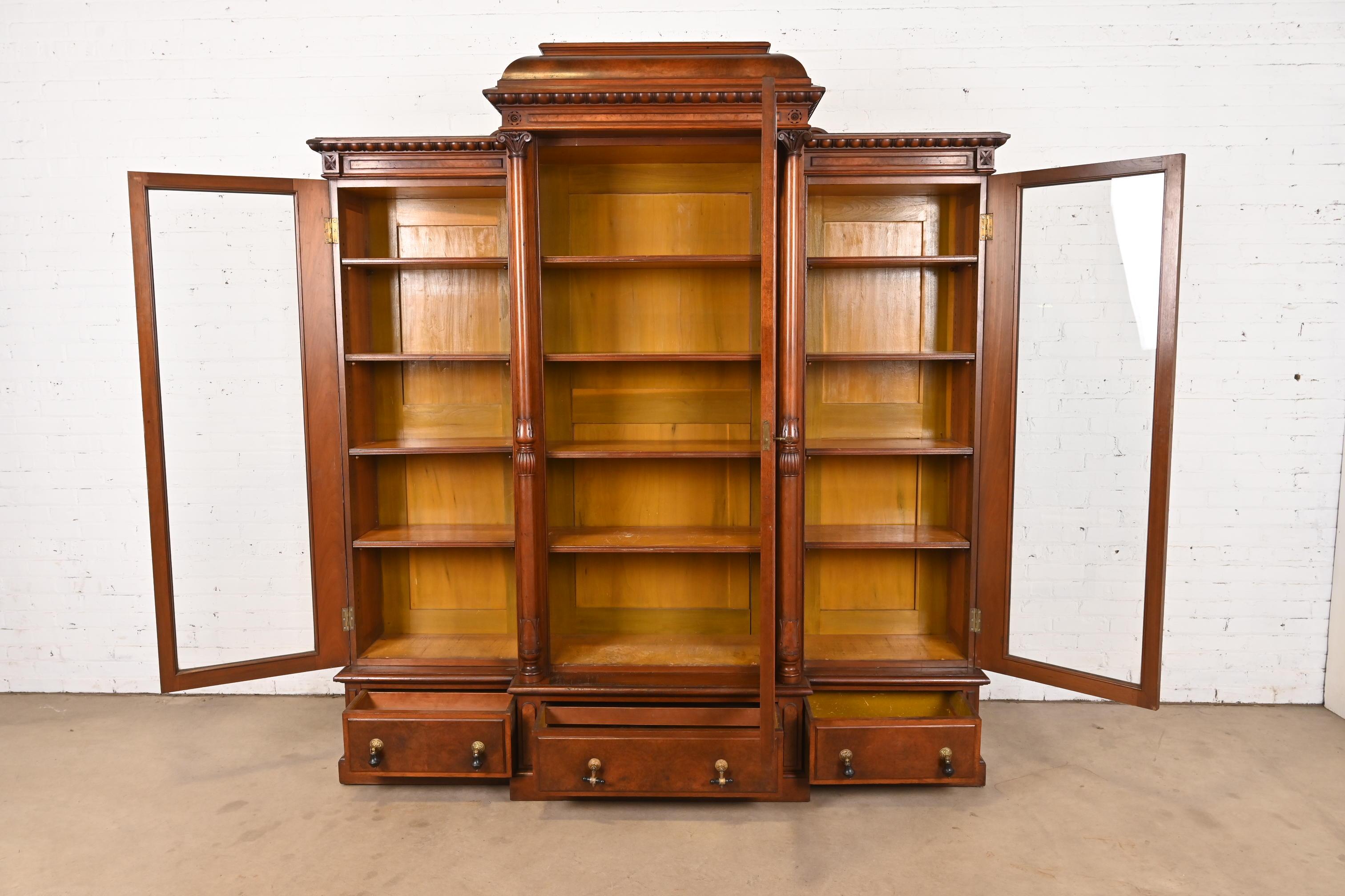 Herter Brothers Stil Monumental Antike Eastlake Viktorianisch Nussbaum Bücherregal (Messing) im Angebot