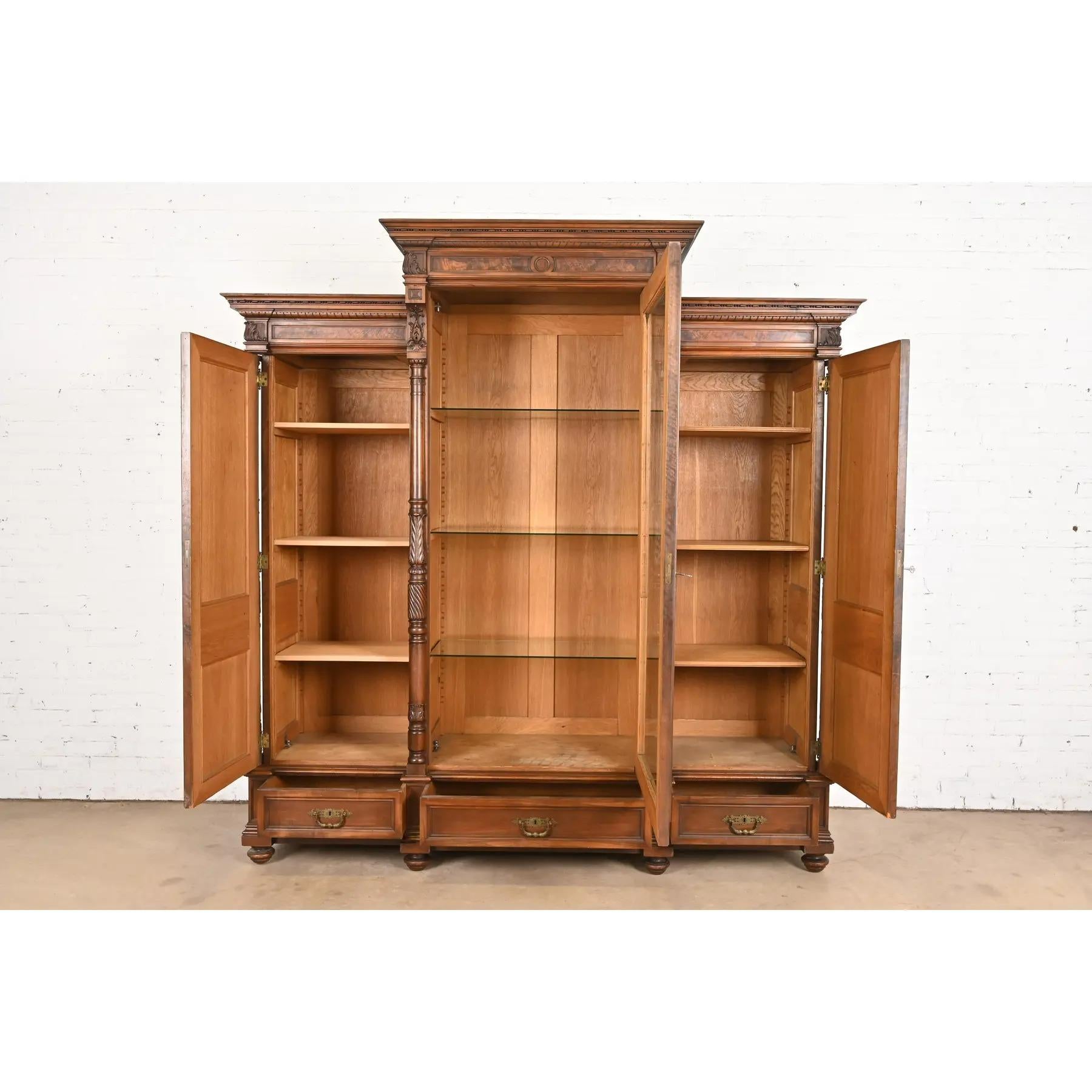 XIX secolo Libreria monumentale in stile Herter Brothers in noce antico Eastlake vittoriano in vendita