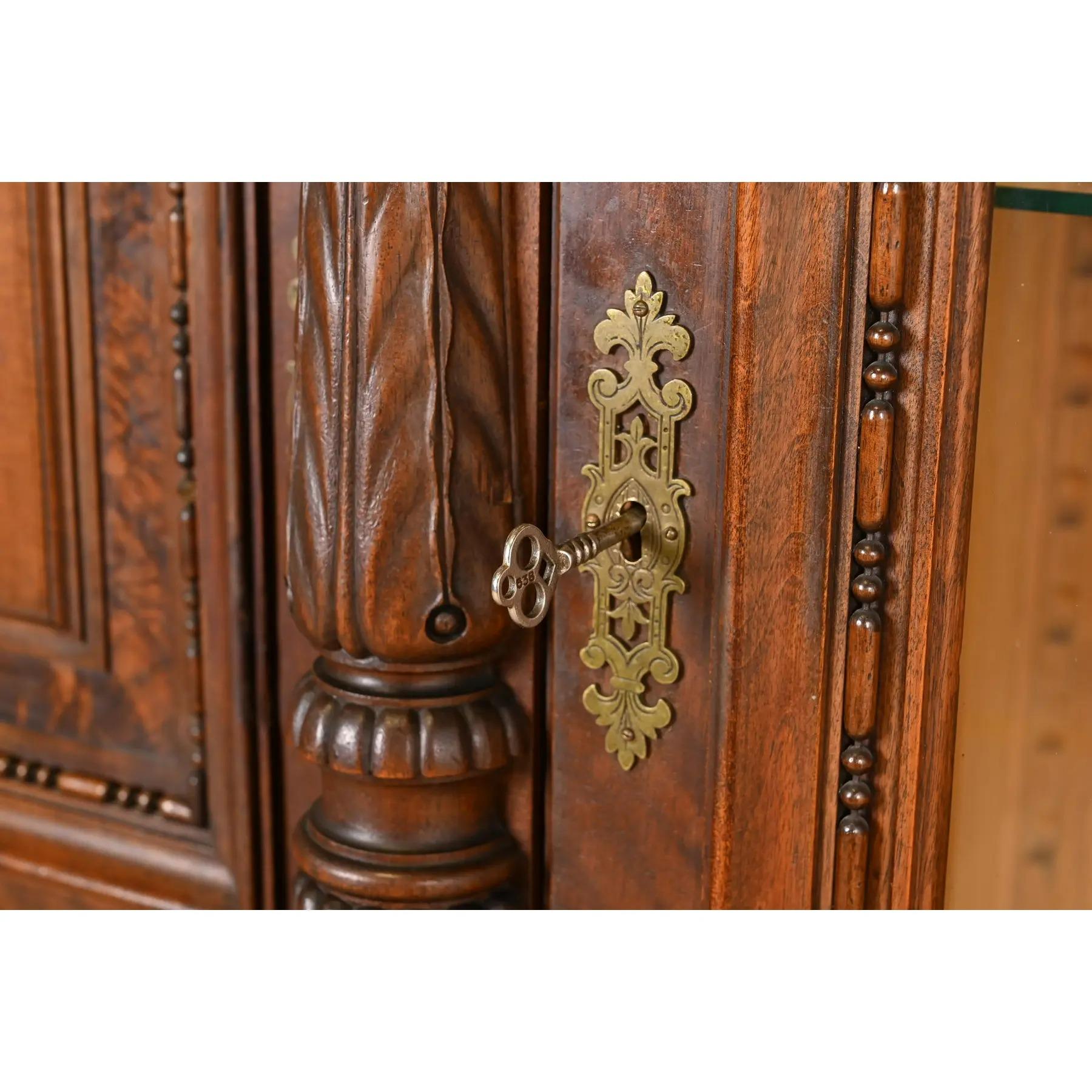 Libreria monumentale in stile Herter Brothers in noce antico Eastlake vittoriano in vendita 2