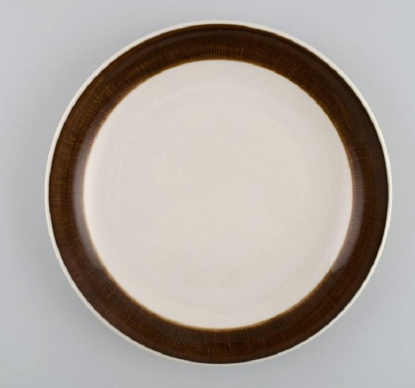 Hertha Bengtson (1917-1993) for Rörstrand. Five Koka dinner plates in glazed stoneware. 1960s.
Measure: Diameter: 24 cm.
In excellent condition.
Stamped.
For almost half a century, Hertha Bengtson was one of Sweden's leading designers in