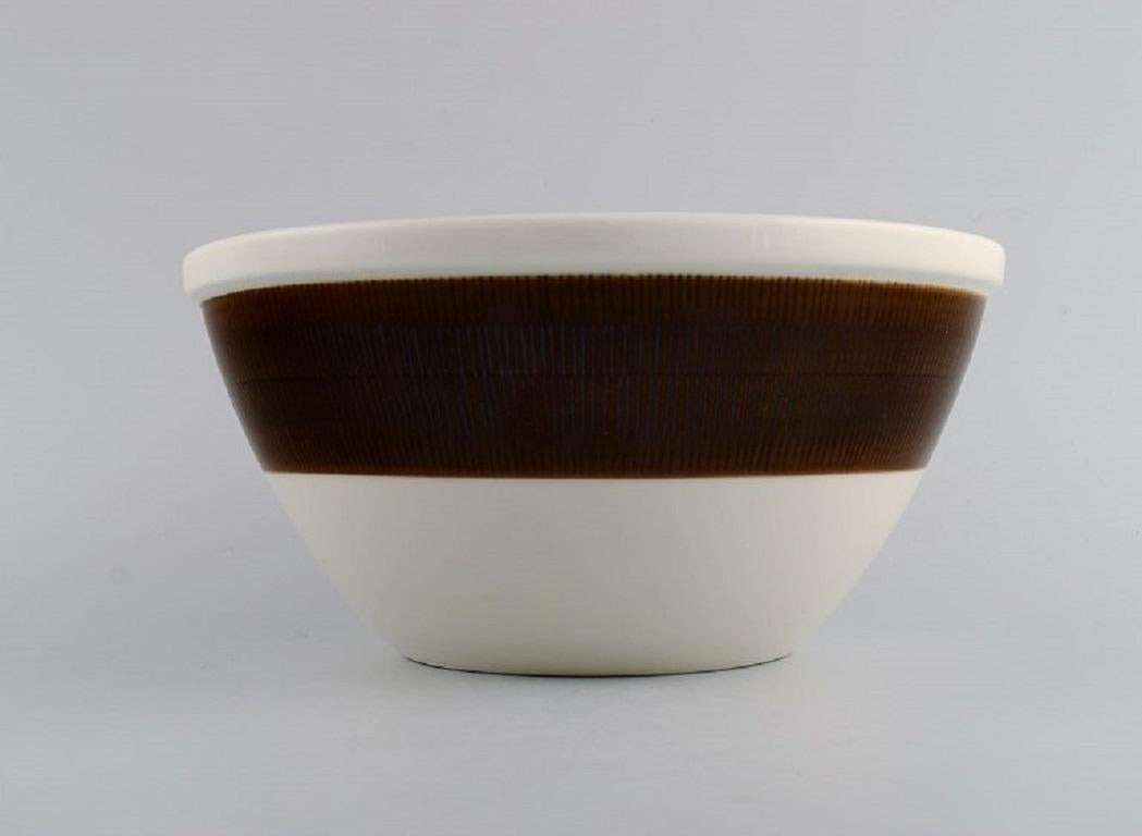 Hertha Bengtson (1917-1993) for Rörstrand. Three Koka bowls in glazed stoneware. 1960s.
Measures: 21 x 10 cm.
In excellent condition.
Stamped.
For almost half a century, Hertha Bengtson was one of Sweden's leading designers in ceramics and glass.