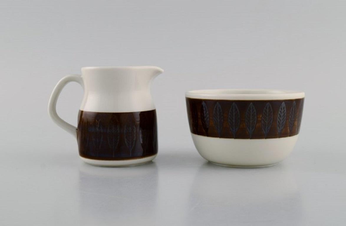 Hertha Bengtson 1917-1993 pour Rrstrand. 
Trois parties Koka en grès vernissé. Années 1960.
La cruche mesure : 9,5 x 7,5 cm (y compris la poignée).
Le bol mesure : 9,5 x 5,5 cm.
Elle est en excellent état.
Estampillé.
Depuis près d'un