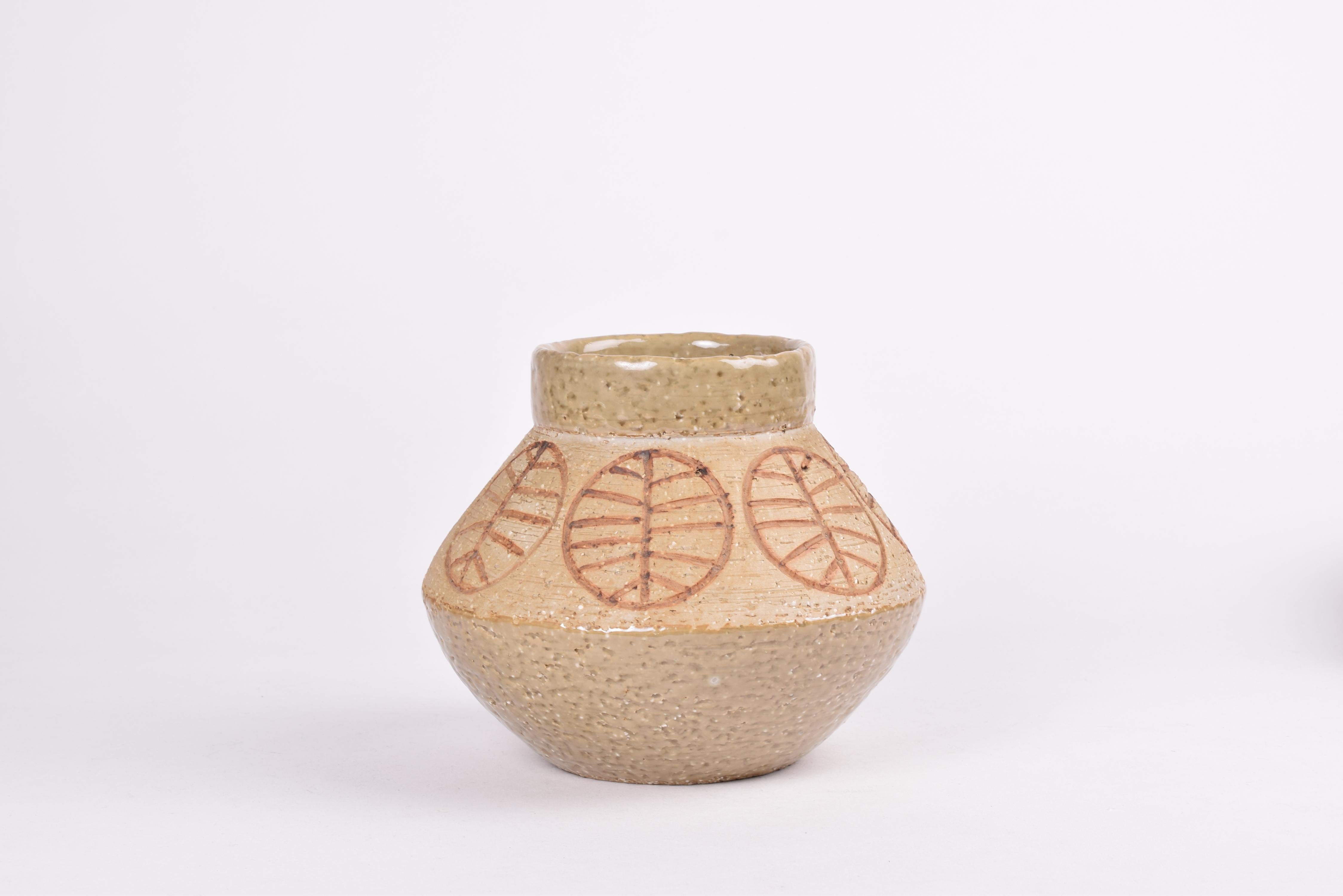 Große Vase mit Knospen von Hertha Bengtson (1917-1993) für Rörstrand Schweden.
Hergestellt ca. 1960er Jahre.

Die Vase ist aus Schamotte-Ton gefertigt und teilweise mit hellolivfarbener Glasur glasiert. Das stilisierte Blattmuster ist von Hand