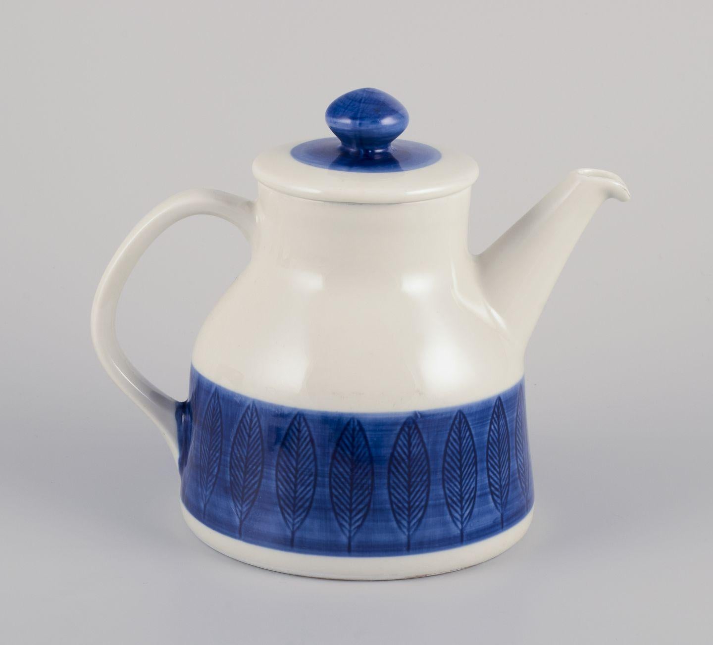 Gebrauchte Waren sind für US-Kunden von den Einfuhrzöllen befreit. 
Daher fallen für Ihren Kauf keine Einfuhrzölle an.

Hertha Bengtson (1917-1993) für Rörstrand, Schweden.
Steingut-Teekanne 