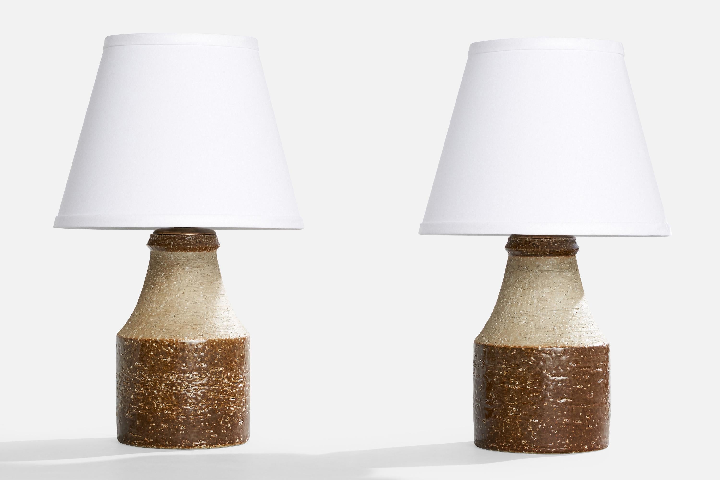 Paire de lampes de table en grès brun et beige conçues par Hertha Bengtson et produites par Rörstrand, Suède, c. années 1950.

Dimensions de la lampe (pouces) : 10.9