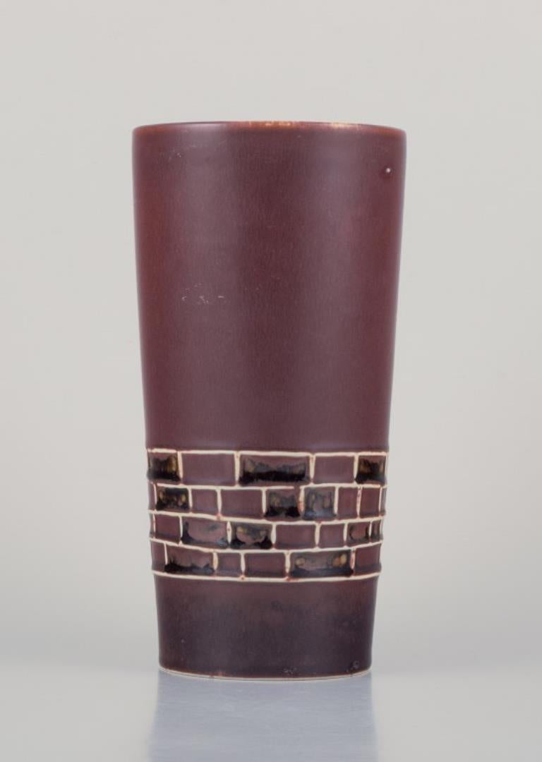 Hertha Bengtsson (1917-1993) pour Rörstrand. 
Vase en céramique avec glaçure dans les tons de brun. Motif géométrique.
1960s.
Marqué.
En très bon état. Deuxième qualité. Petites bulles de glaçure à la base du vase, dues à la production.
Dimensions :